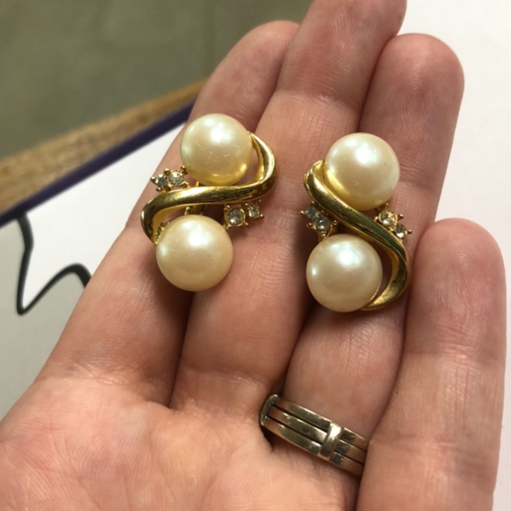 Vintage Richelieu Pearl Clip On Earrings - image 4